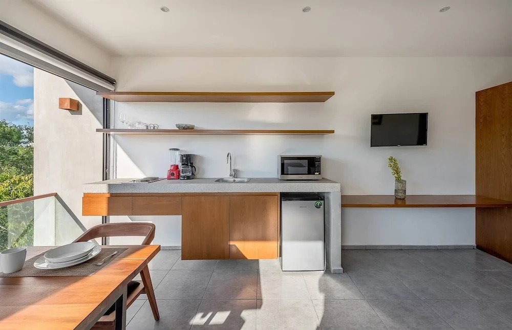 Unbeatable Located Spacious Loft With Amazing Roof