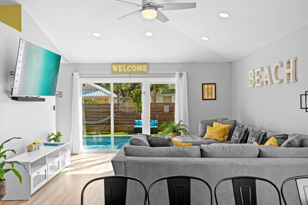Luxurious Beach House, Private heated pool, Dedicated office, Mins walk to Beach & shops