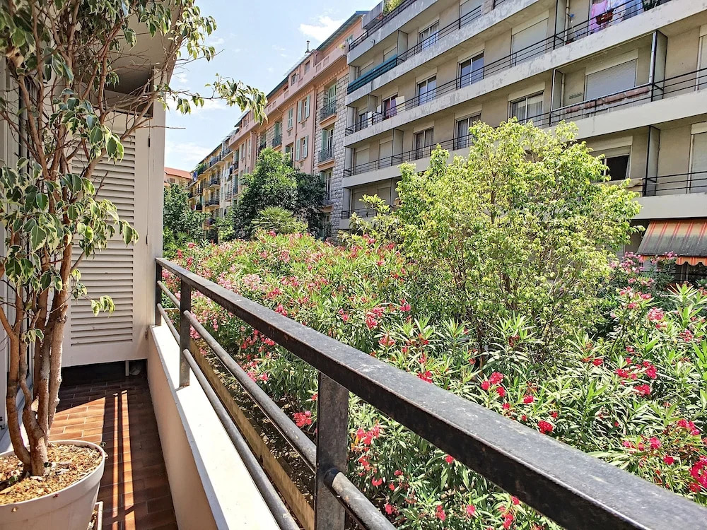 Debussy Terrasse by Nestor&Jeeves