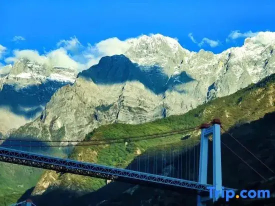 Jijing Xilu Bieyuan｜Starry Canyon Homestay(Hutiaoxia Branch)