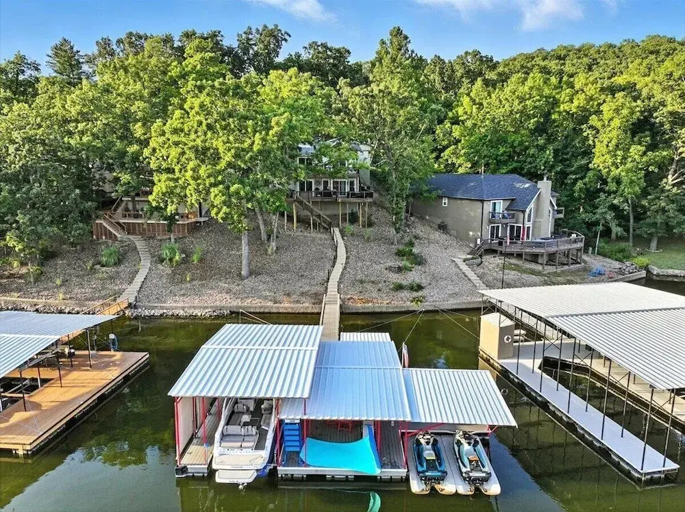 Garage Parking, Slide, Kayaks & Fun at 10mm