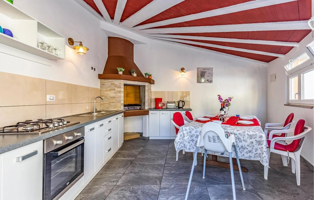 Stunning Home in Medulin With Wifi and 7 Bedrooms