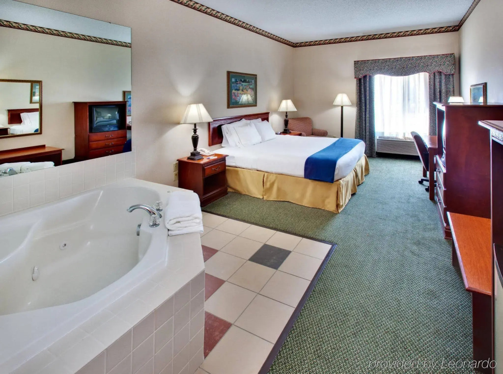 Holiday Inn Express & Suites Clinton by IHG