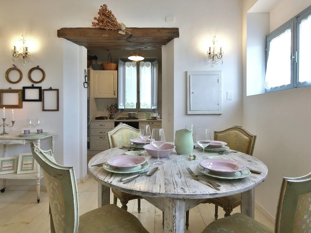 4 Person Villa with Private Swimming Pool & Garden in Lovely Surroundings near Cortona
