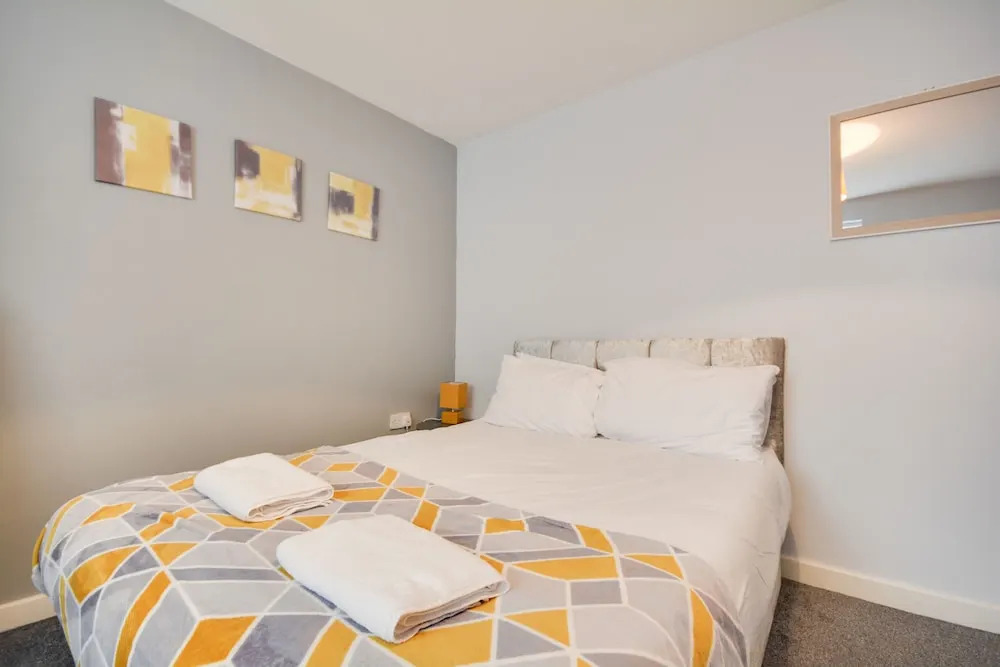 Cosy 2 Bedroom Apartment with Parking