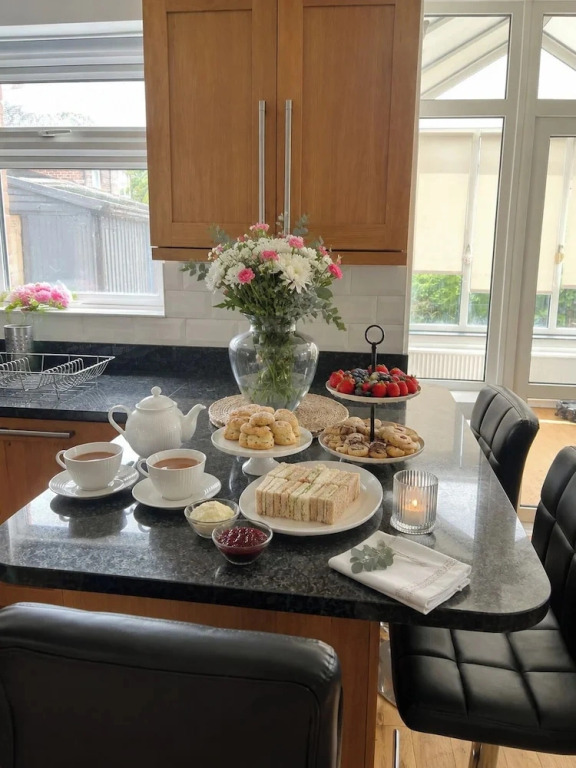 3-bed House Sleeps 7, Parking & Garden, Pets Ok