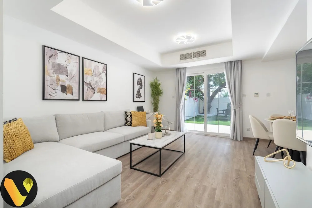 Vogue Vacation Homes, Springs Emirates Living near The Springs Souk, JBR, Marina, Mall of the Emirates, Spacious Villa with Garden and access to Lake and all Amenities in the Community