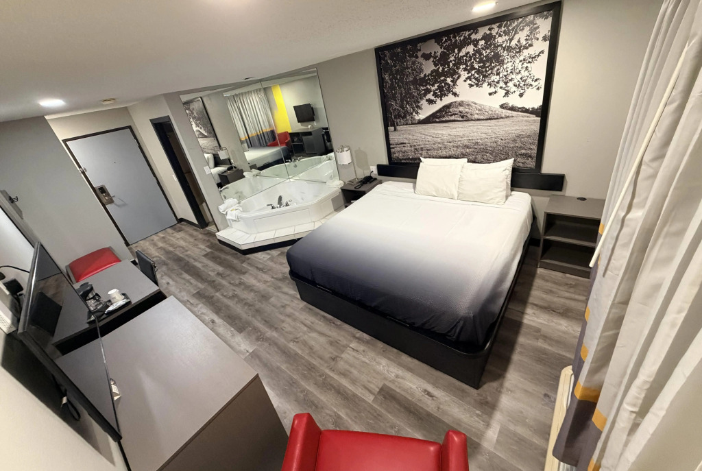 Super 8 by Wyndham Macomb
