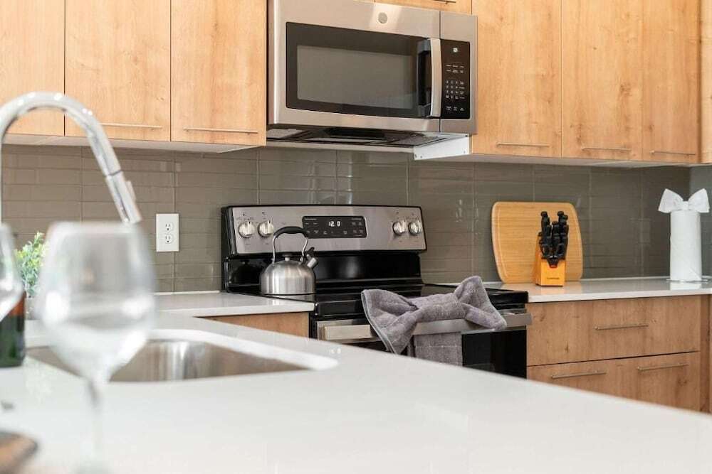 Riviere 3BR Apartment Stylish King Family Pets Friendly Pool & Gym Near Epic Universe