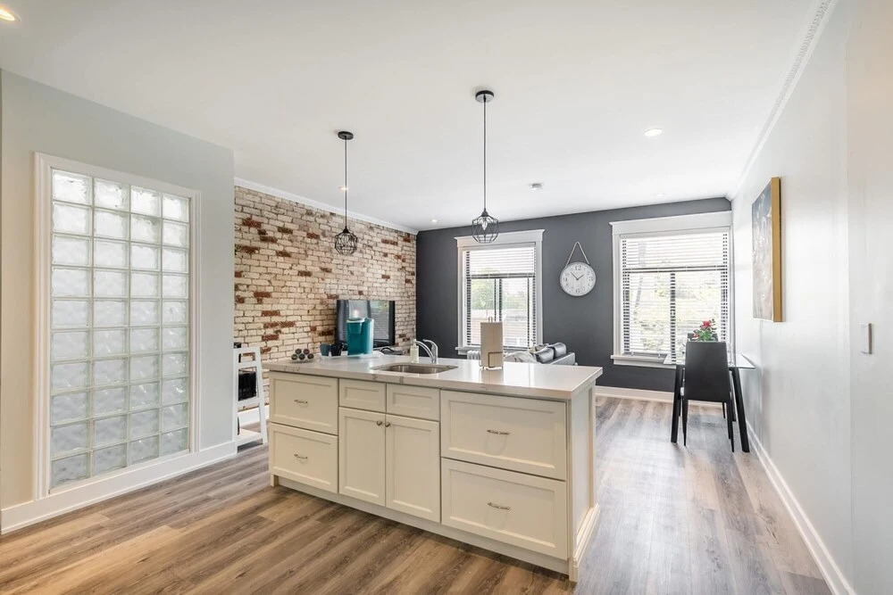 Stunning 1BR Apt - Prime Location -brand New