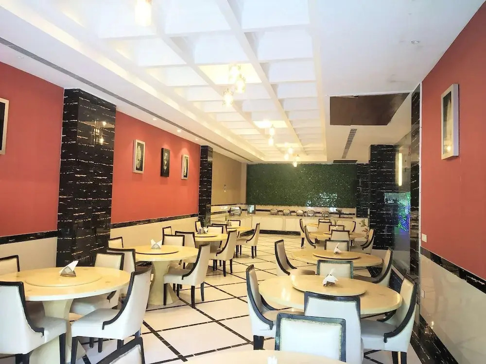 Venizia Sarovar Portico