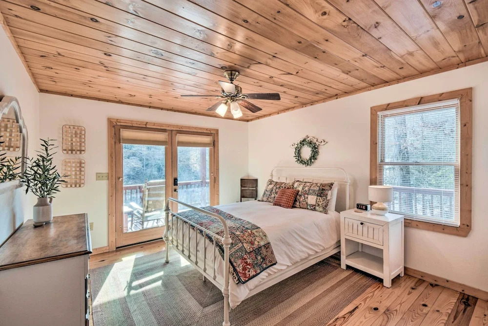 The River Rest Ellijay Cabin w/ Hot Tub