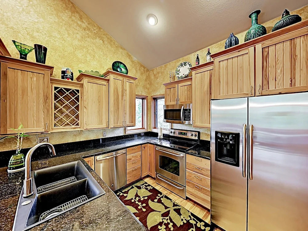 New Listing! Luxe Getaway W/ Patio & Hot Tub 4 Bedroom Duplex