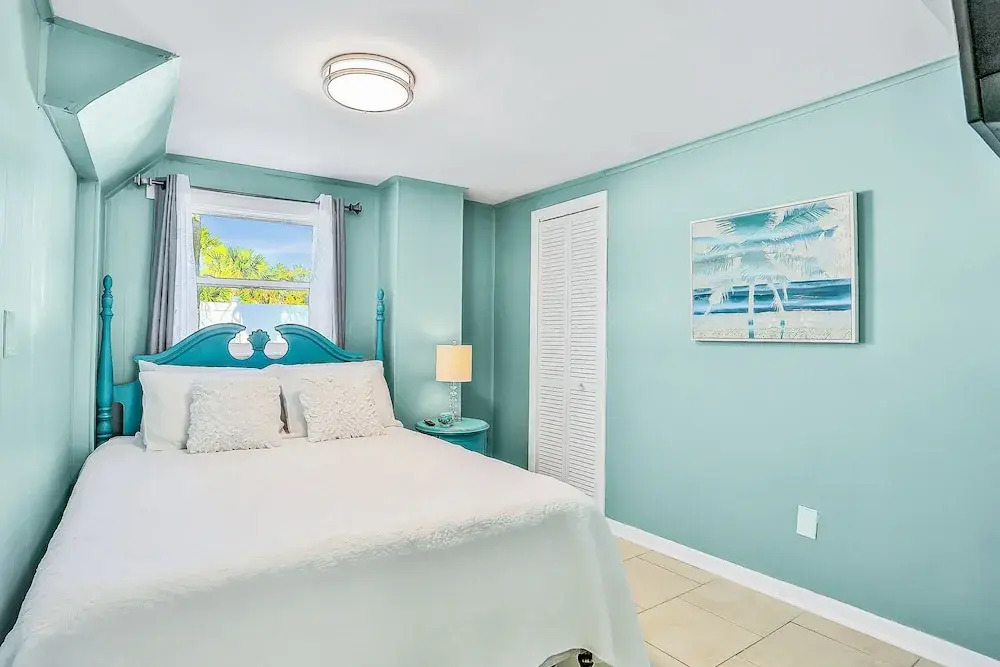 Lower Level 1 Block From 2 Beaches W/private Pool, High-speed Wi-fi