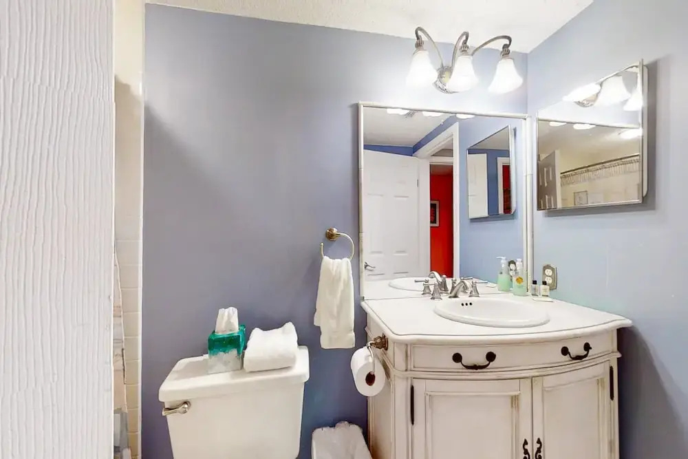 Dog-friendly Condo Steps to Beach wth Pool, AC & Elevator