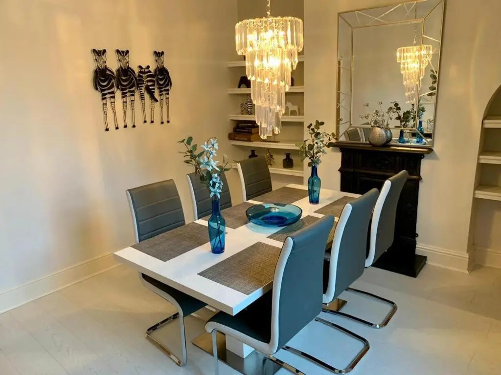 Cathedral Quarter House with free Secure Driveway Parking for 2 Cars