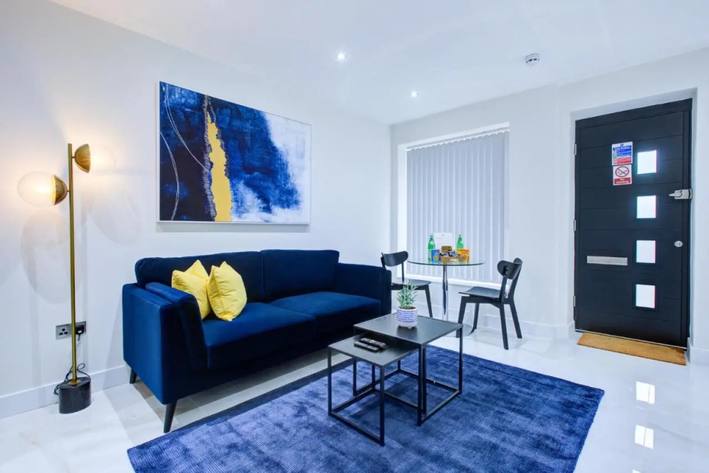 Hybrid Resi - Uxbridge, On-site CAR or VAN parking, near London Heathrow Airport
