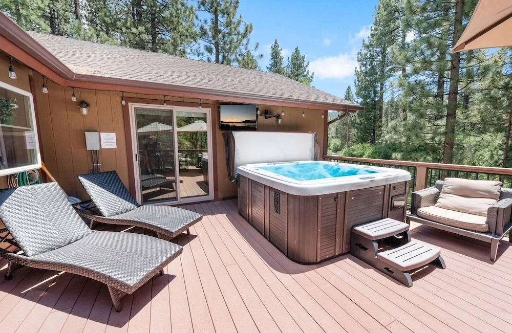 Paradise Peak - One Of Kind And Breathtaking Log Cabin With Hot Tub And Game Room! 3 Bedroom Cabin