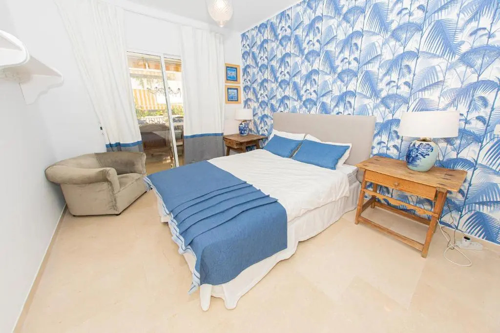 Beautiful 3BEDROOMS/2BATH/Golden Mile