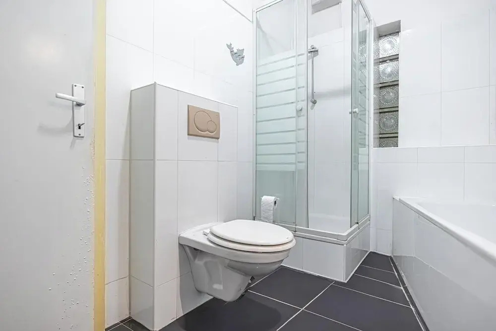 Private Rooms in a Comfy 4BR Apartment with Garden by Lorenz Böhler
