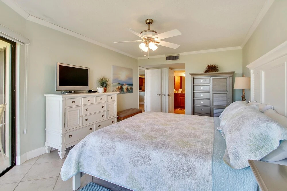 Land's End 304 Building 10 Beachfront Condo With Updates!