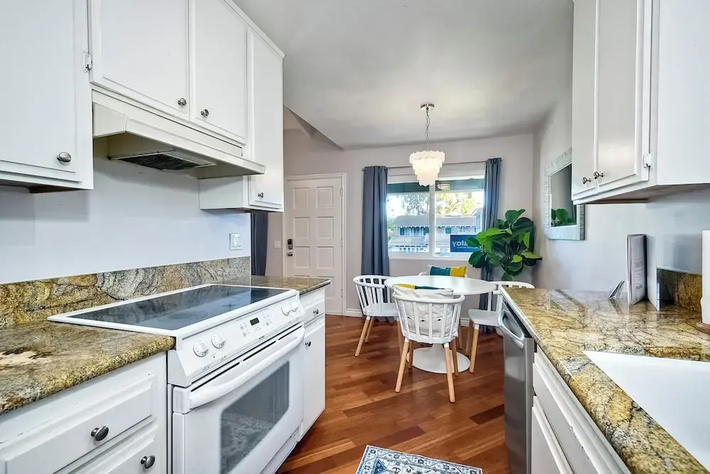 3080 Lincoln - Unit 12