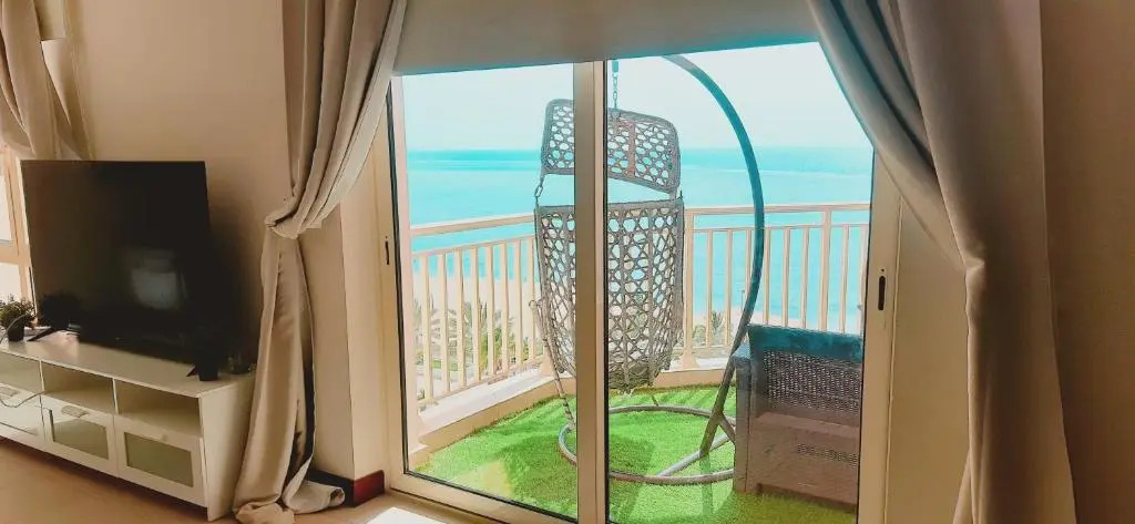 ريفان بيتش شقه 3 غرف على البحر يتطلب عوائل فقط