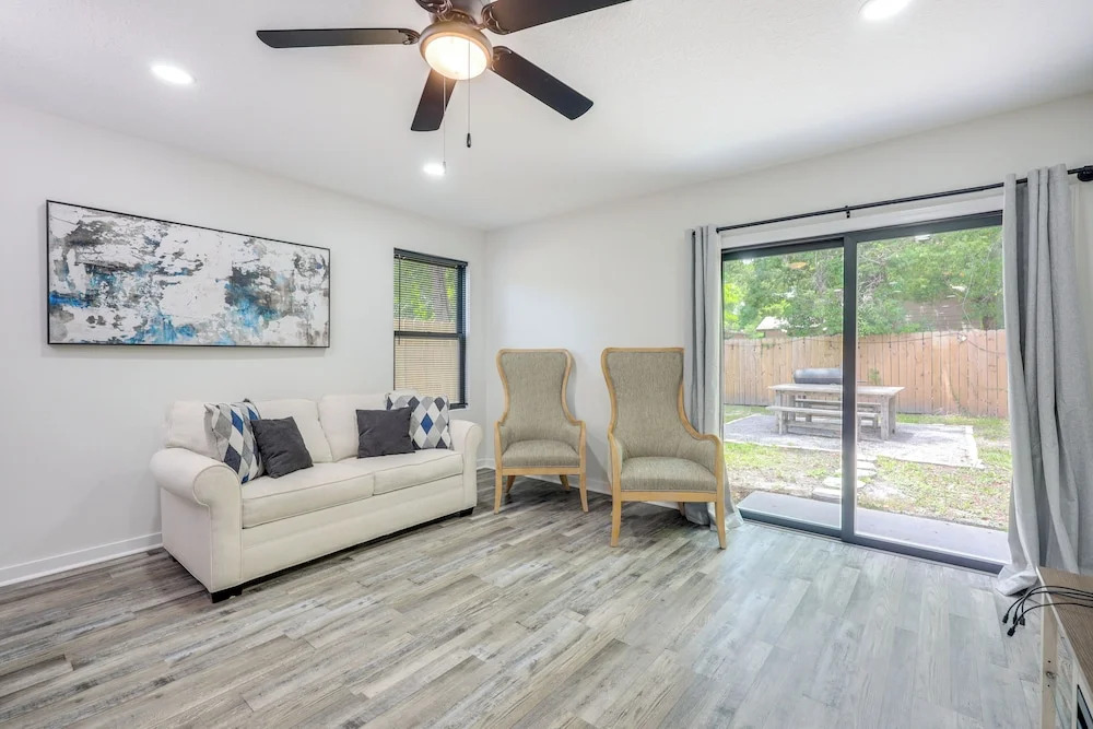 Walk to Stadiums & Dining: Pet-friendly Home