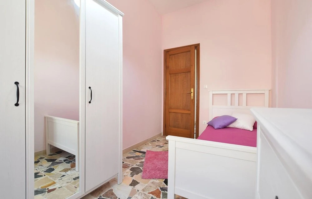 Beautiful Apartment in Piano di Mommio With Outdoor Swimming Pool, Wifi and 3 Bedrooms