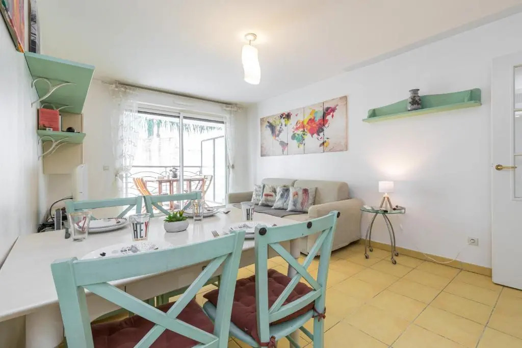 Nice 1 Bedroom downtown Carré d'Or with garage
