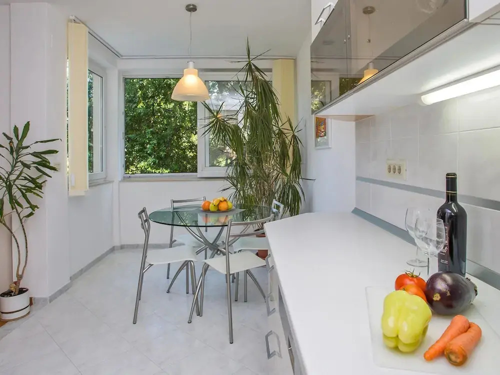 Spacious and Modern 1st Floor Apartment With Private Garage, Wi-fi