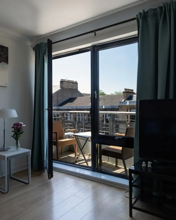 Hillhead Apartment with Roof terrace