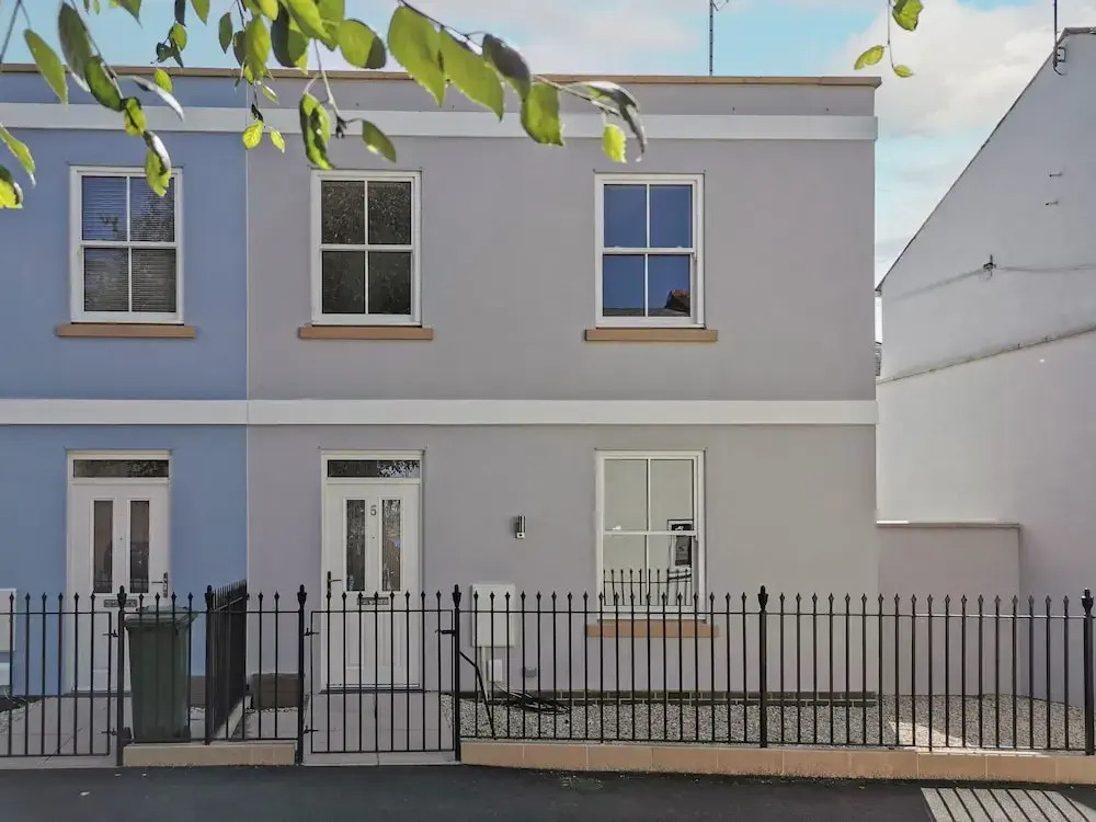 Stunning 2 BD with Patio & Free Parking