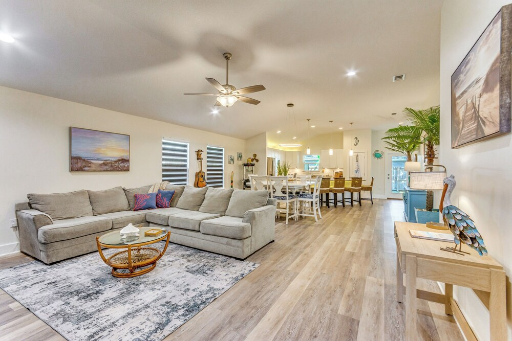 < 2 Mi to Navarre Beach: Group Home w/ Deck + Bar