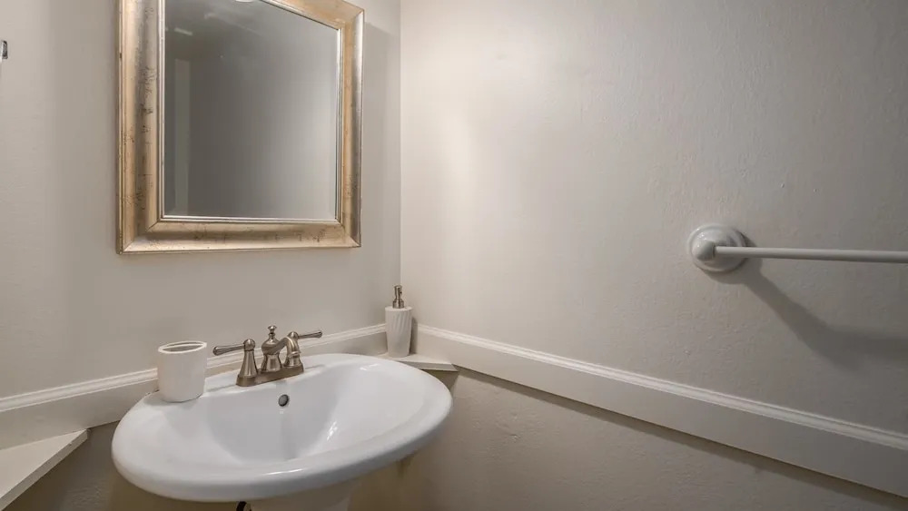 Spacious 4BR Townhouse by WanderJaunt