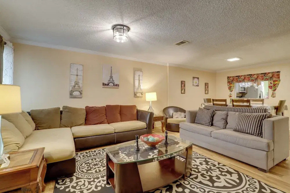 Houston Townhome 4 Mi to Airport: Central Location