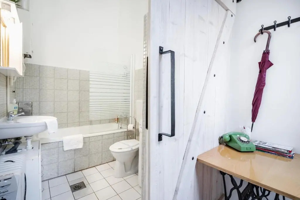 BpR Vinyl Style Studio Home with A/C