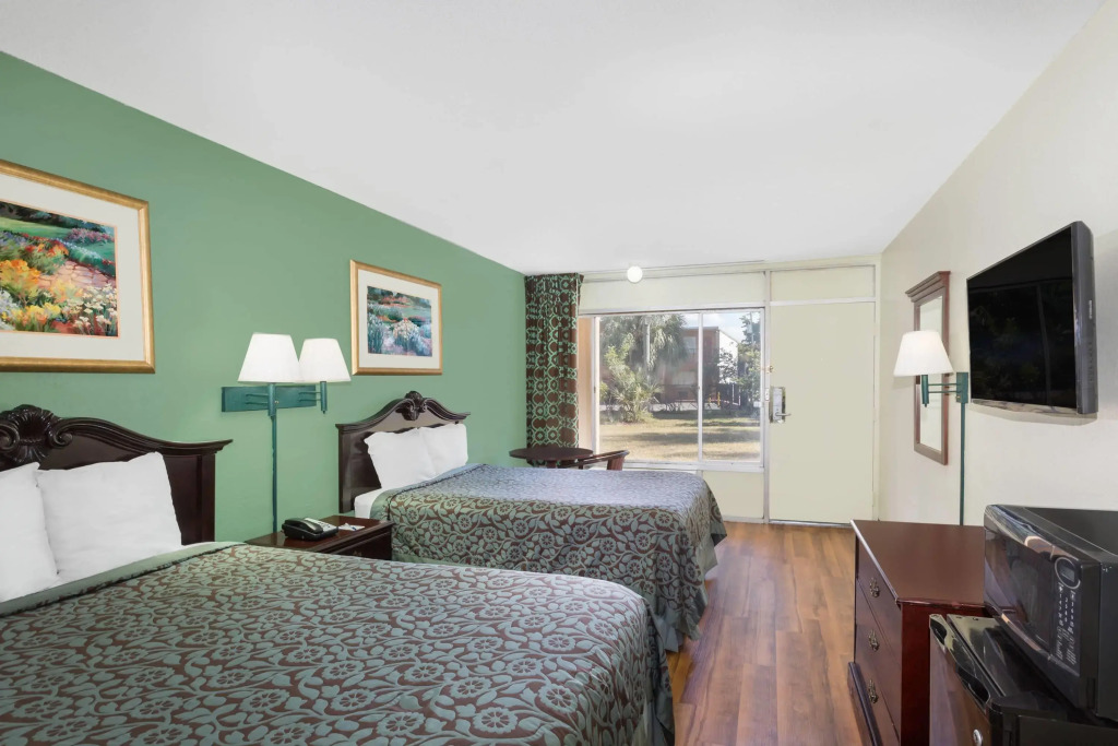 Travelodge by Wyndham Fort Myers Cape Coral