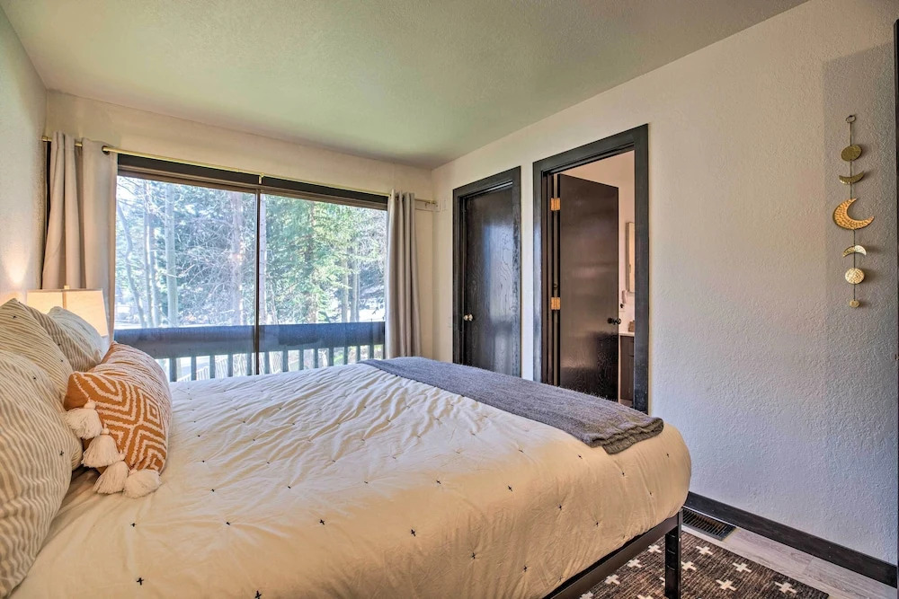 Contemporary Mountain Retreat - Walk to Slopes!
