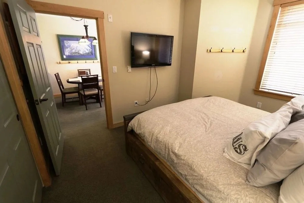 Sunstone 127 Modern Condo At Sunstone Lodge with Great Complex Amenities near Ski-In Ski-Out by RedAwning