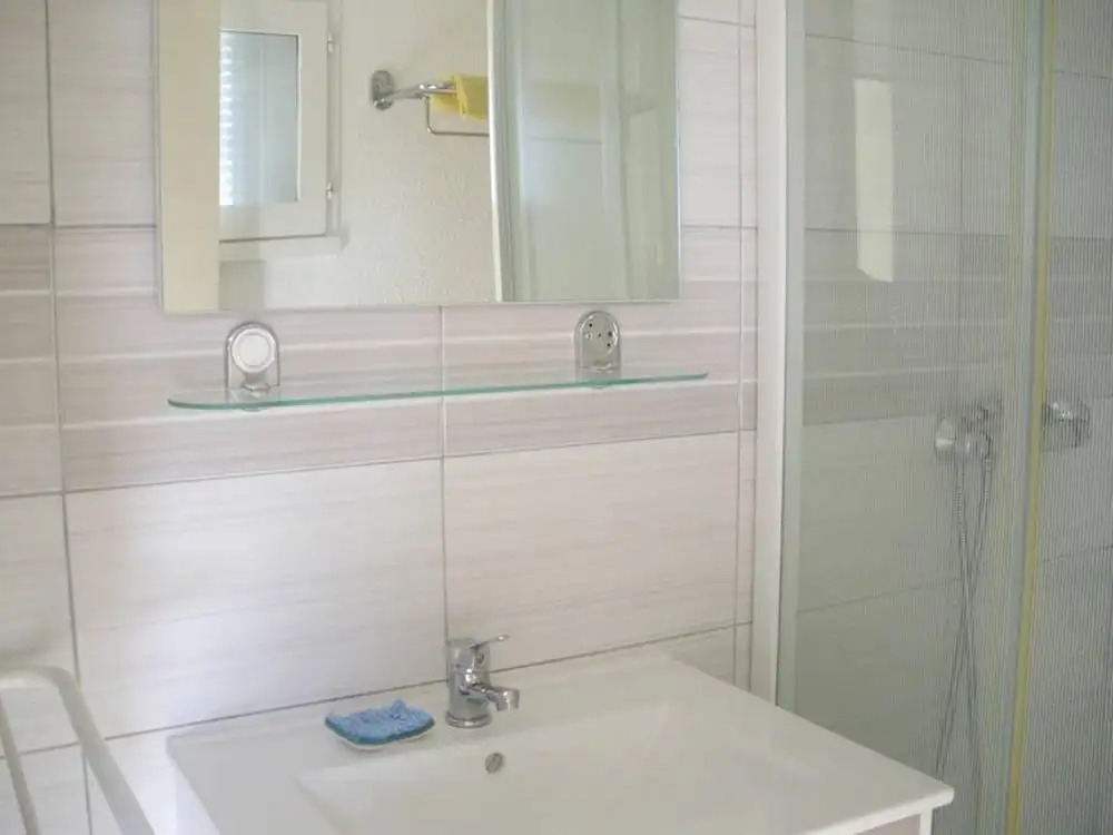 Studio in Locmariaquer, With Wonderful sea View and Enclosed Garden