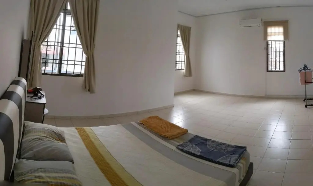 Johor Bahru 6 Bedrooms Corner House: Big & Comfort
