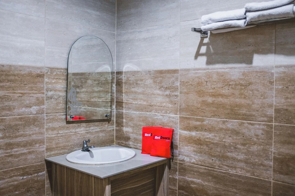 RedDoorz Plus near Mall Panakukang