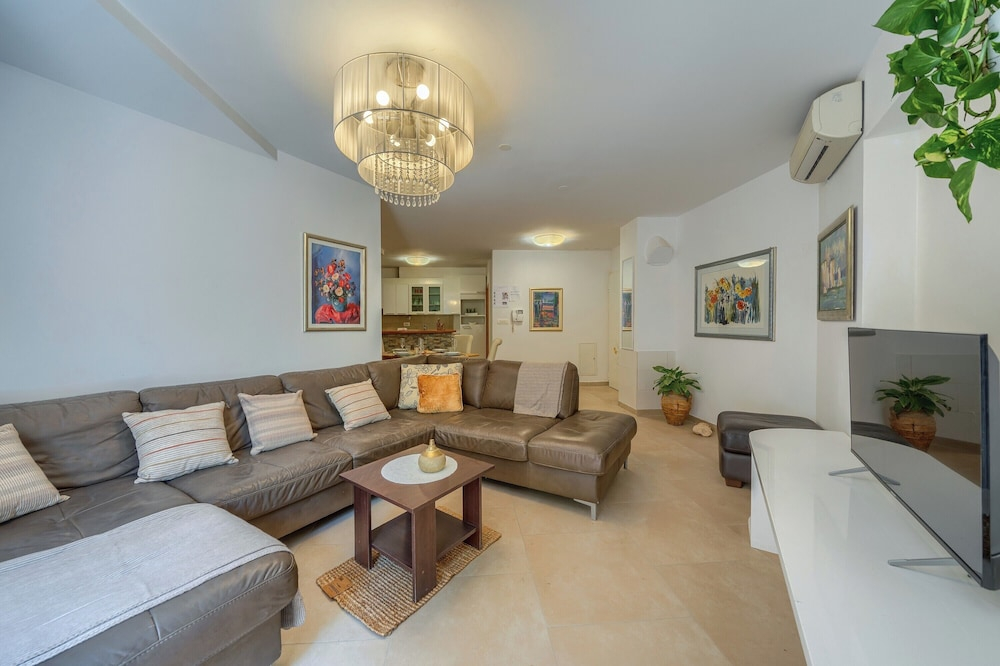 A 2 Comfortable apt w Terrace & Garden, Near Beach
