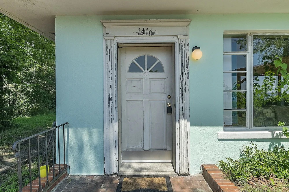 Charming Waterfront 3 Bedroom Cabin by RedAwning