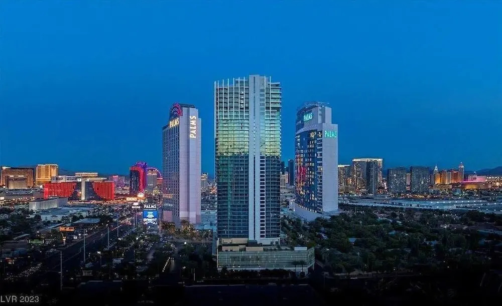 Mountain-view 1BR Palms w/ Balcony Access 83321