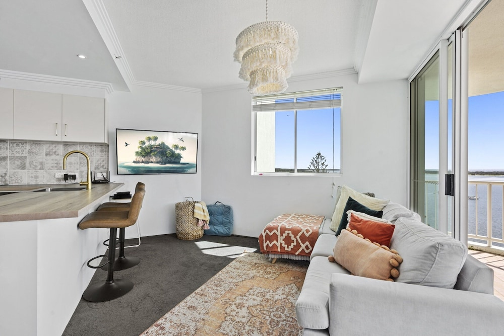 Bright 2 Bed Apartment With Ocean Views