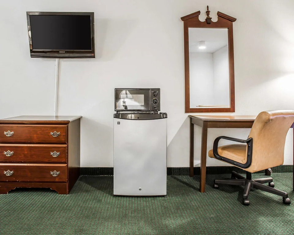 Econo Lodge Inn & Suites Fort Jackson area