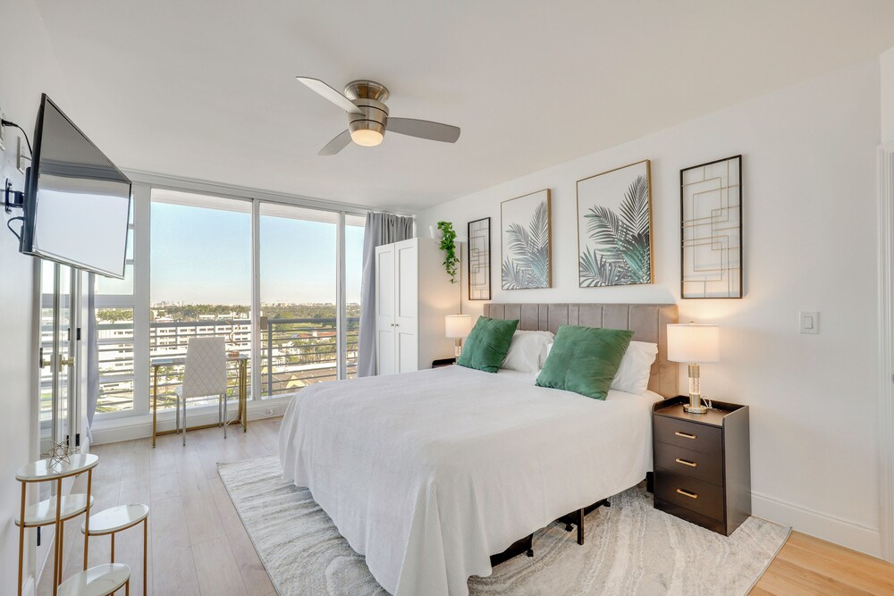 Elegant Condo w/ Stunning Views in Dtwn Hollywood
