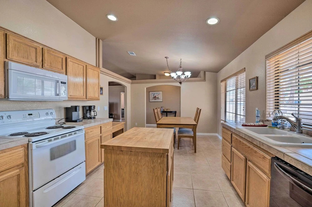 5 Mi to Beach & Marina: Lake Havasu Getaway!